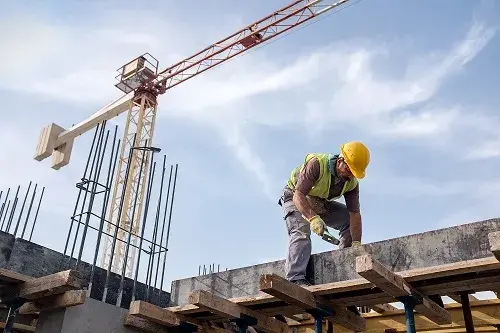 نجار مسلح في الخرج